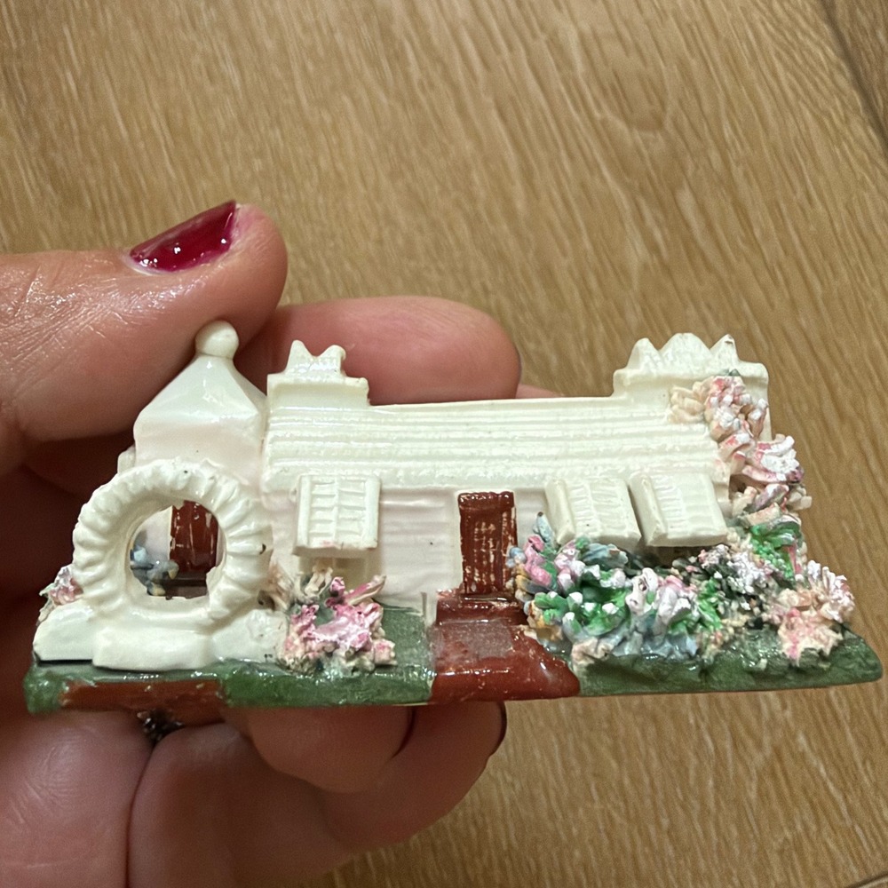 Pot Luck Pottery Bermuda Heritage Moongate & Buttery Figurine Limited Ed 2005